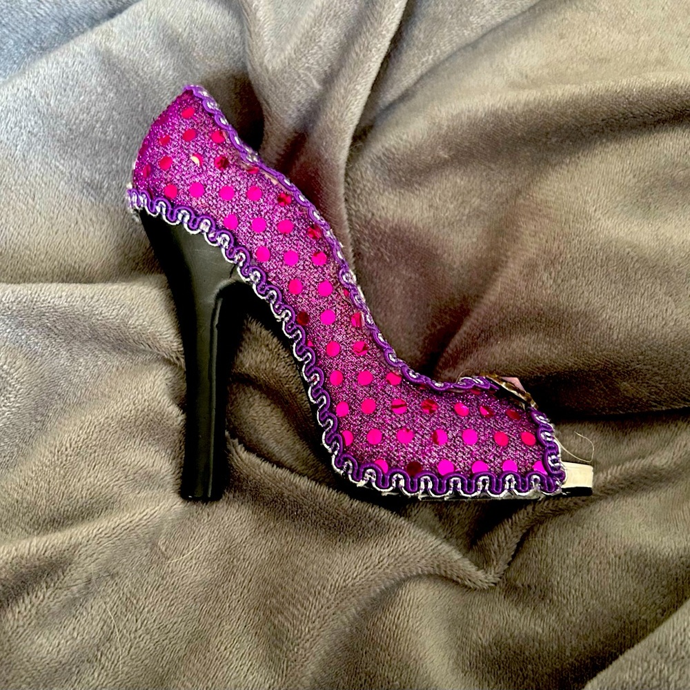 Ring holder. Sequined stiletto
